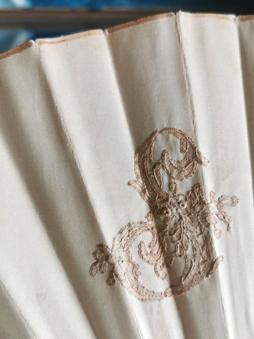 アンティークブルージュ ロザリンペルレレース シルクファン 象牙色スティック