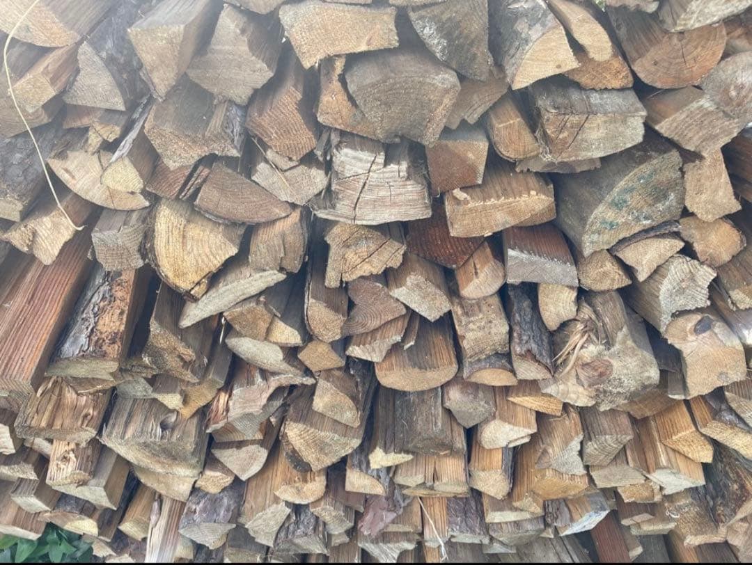 2年乾燥薪350kg、広葉樹、薪ストーブ、キャンプ、三重県軽トラック 一台分