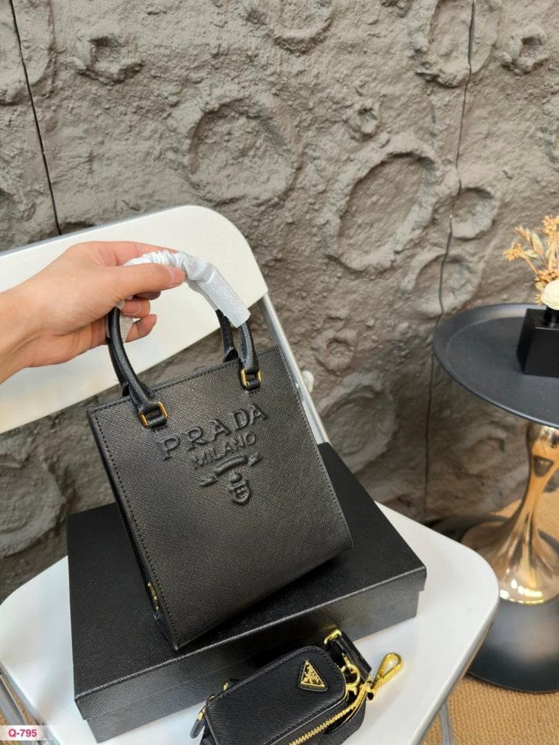 セール！ブラックショルダーバッグ キーチェーン付き