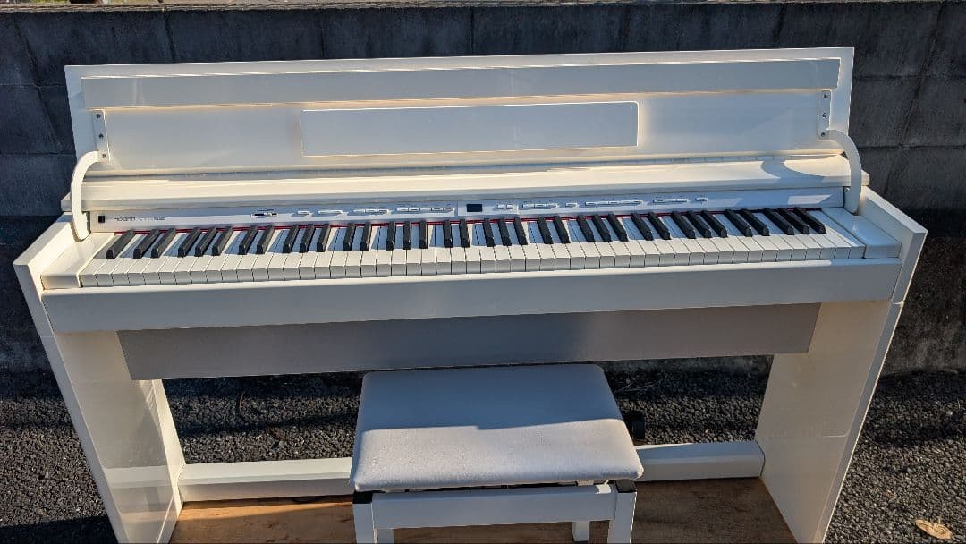 送料込ピカピカ艶有WHITE Roland 電子ピアノ DP90 14年製激美品