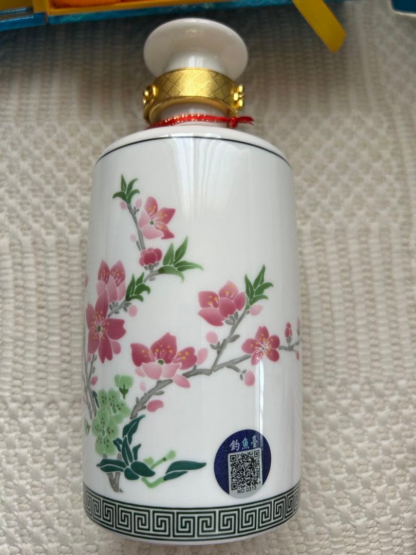 「釣魚台国賓酒（ちょうぎょだいこくひんしゅ）」という、中国の高級白酒です。