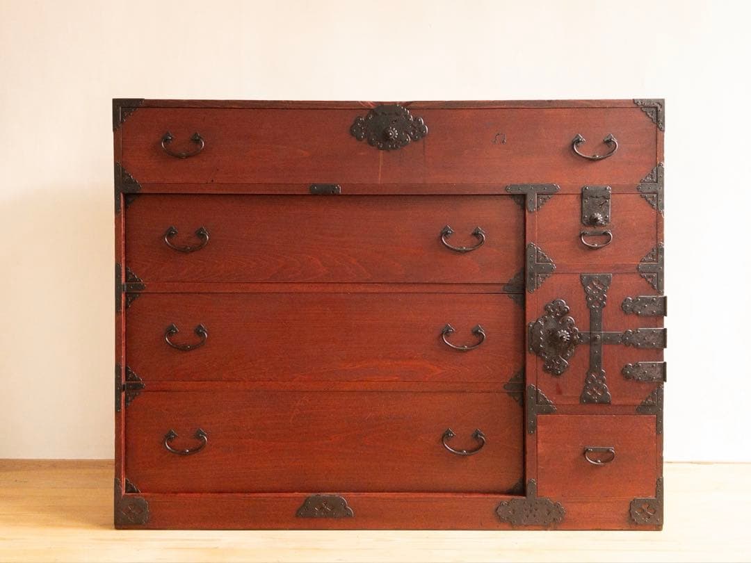 和箪笥　漆薄塗り紅　大ぶり　4段　無垢　収納棚　古道具　古家具　アンティーク