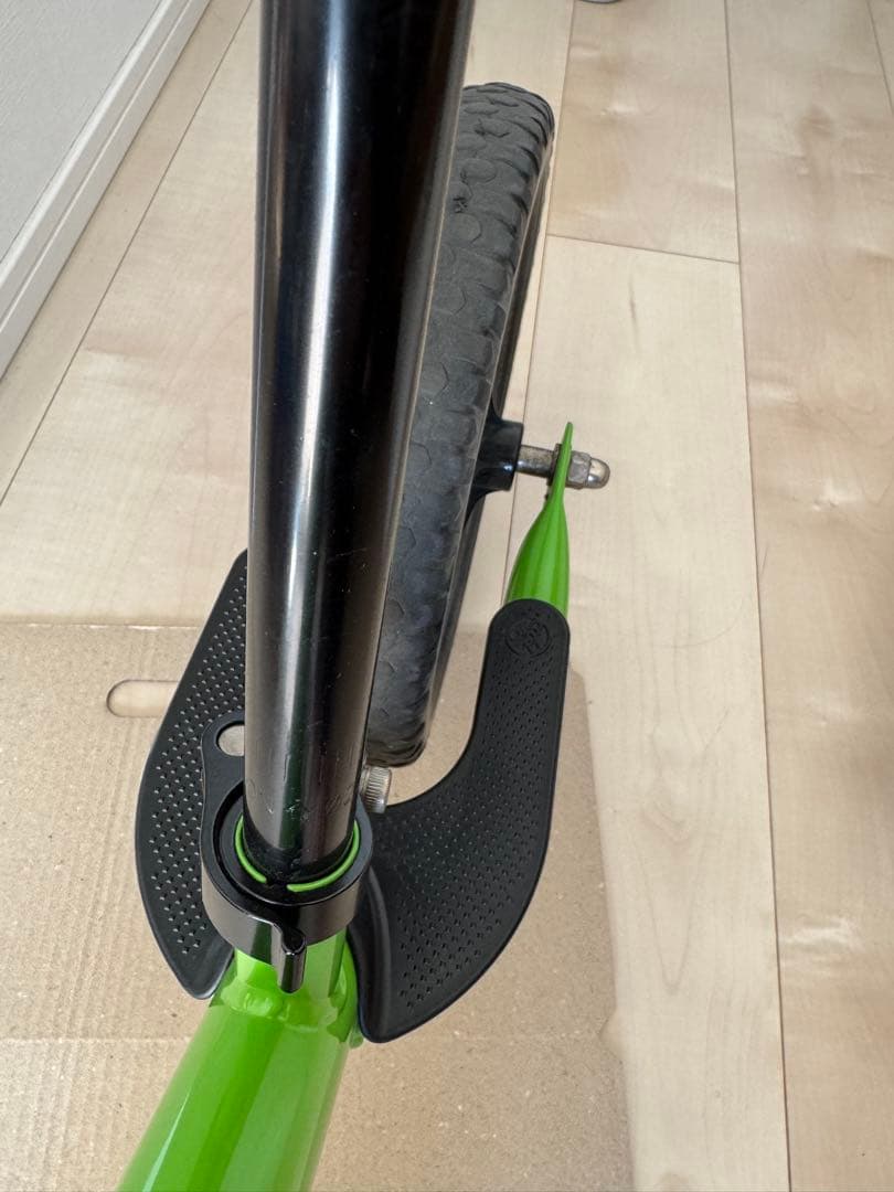 ストライダー スポーツタイプ　グリーン 12インチ　スタンド付