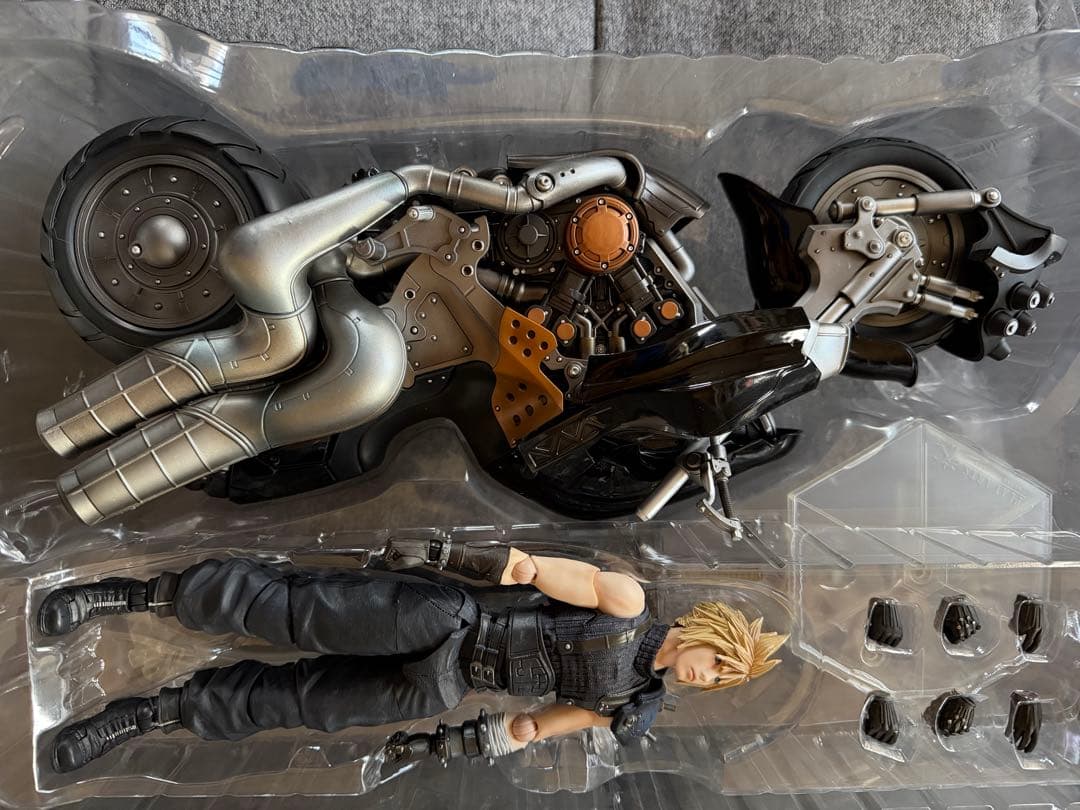 ファイナルファンタジー プレイアーツ改 クラウド・ストライフ