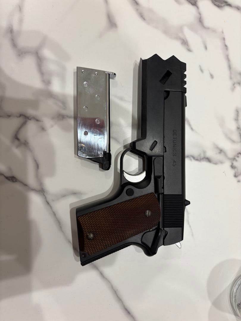 デトニクス45 リコリスリコイル錦木千束仕様 ガスガン マガジン付き動作確認済み