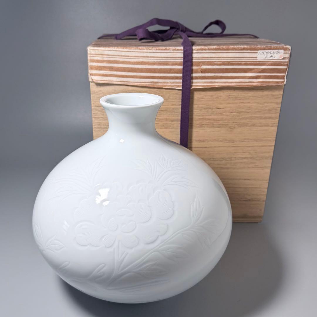 人間国宝　井上萬二　白磁牡丹彫文花瓶　大作　胴径約26cm　特注箱　110万円