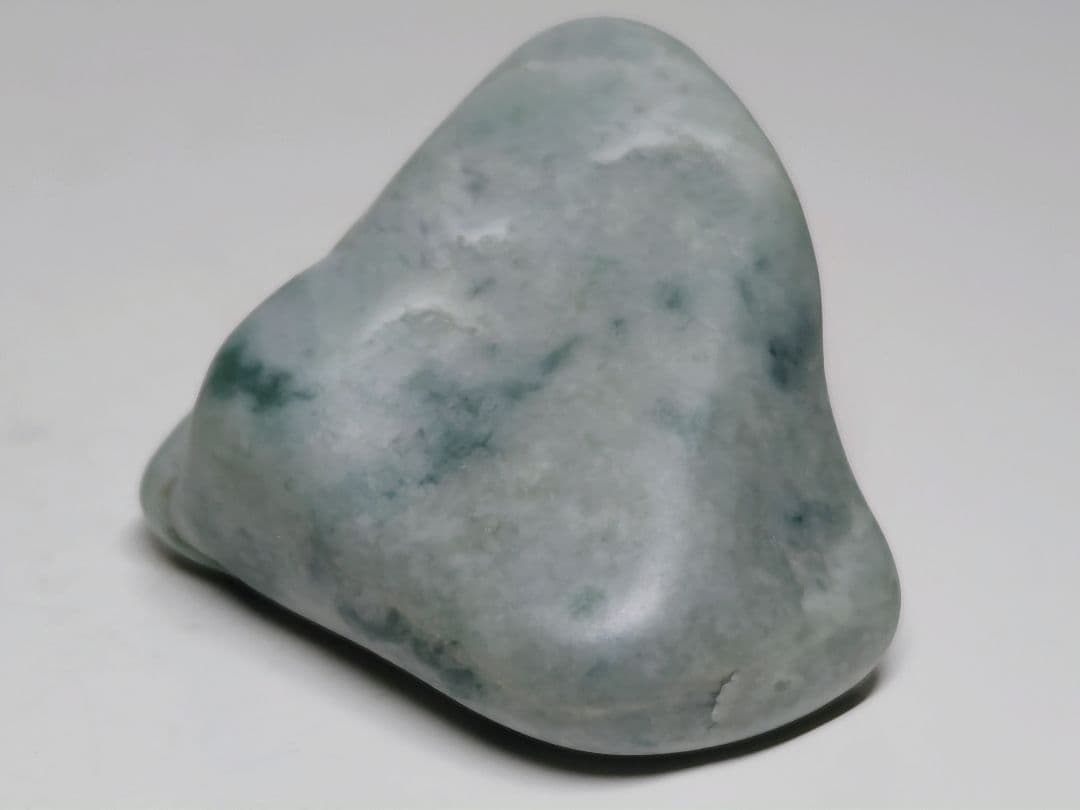 糸魚川153 翡翠 106g ヒスイ 原石 鑑賞石 自然石 誕生石 鉱物 鉱石