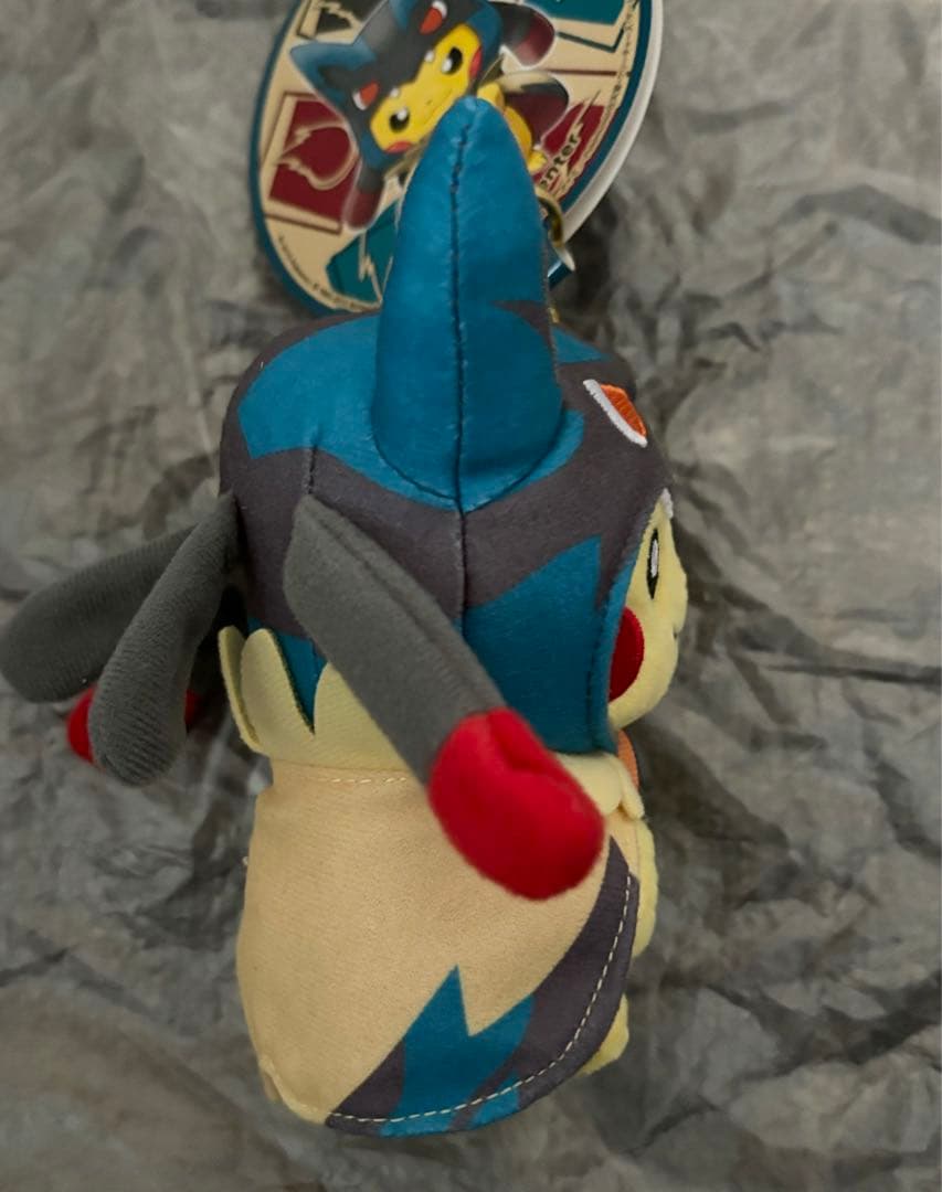 ポケセン限定　メガルカリオのポンチョを着たピカチュウ　ぬいぐるみマスコット　タグ