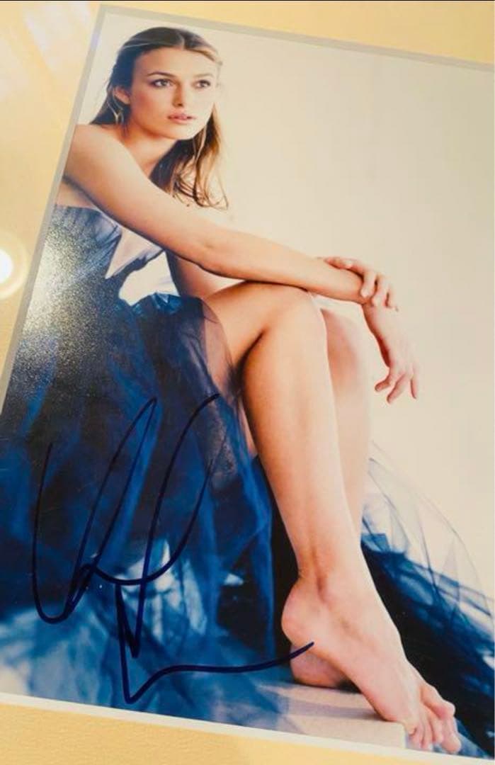 キーラナイトレイ　サイン　額縁付き