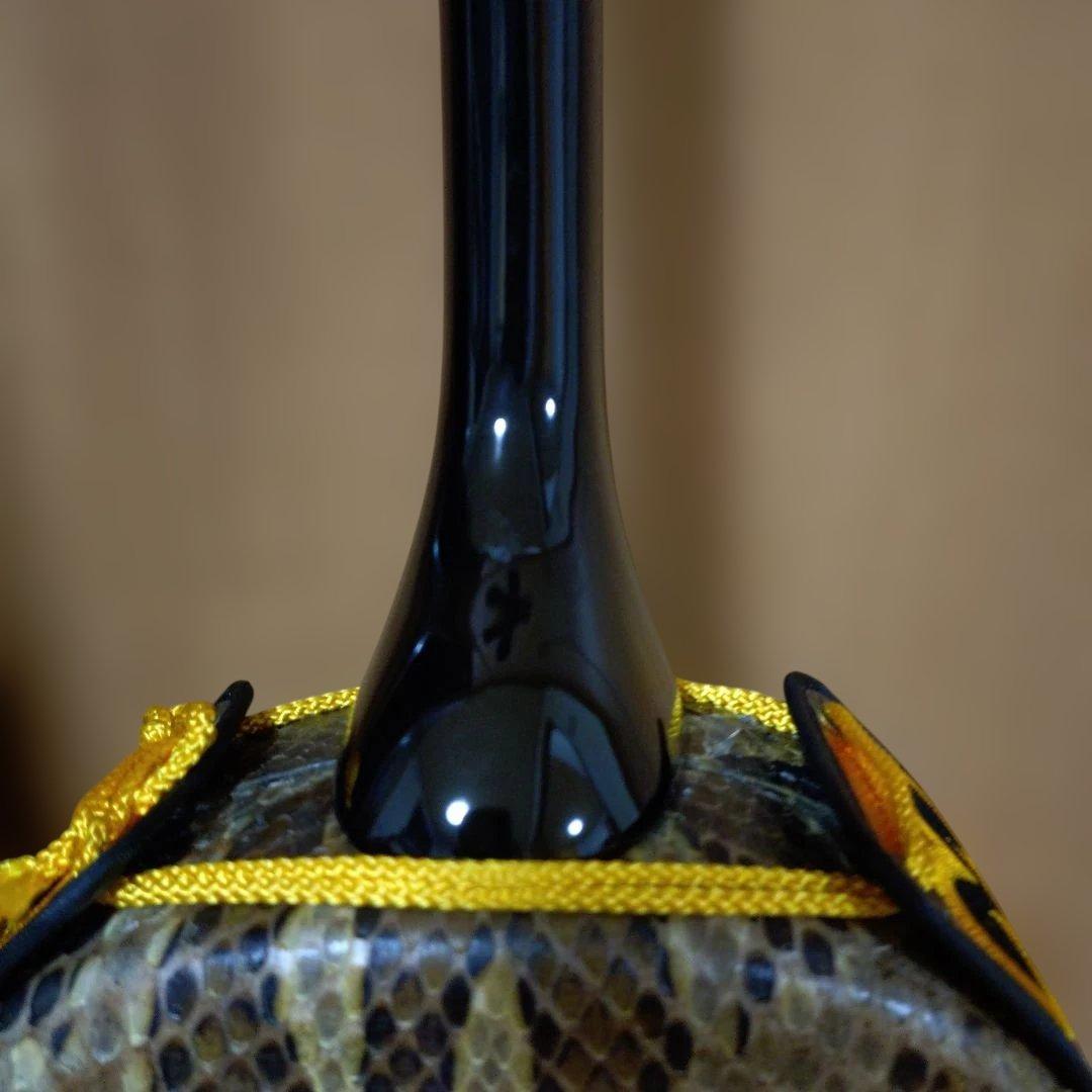 沖縄三線 本蛇皮 強化張 真壁型 爪付 ハードケース付 ウマ（駒）付