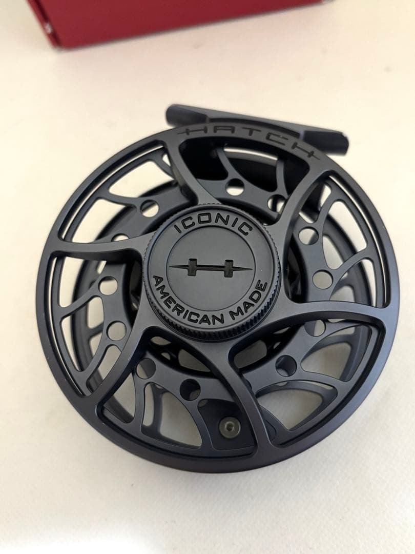 リール HATCH ICONIC 7 Plus Gray/Black Mid