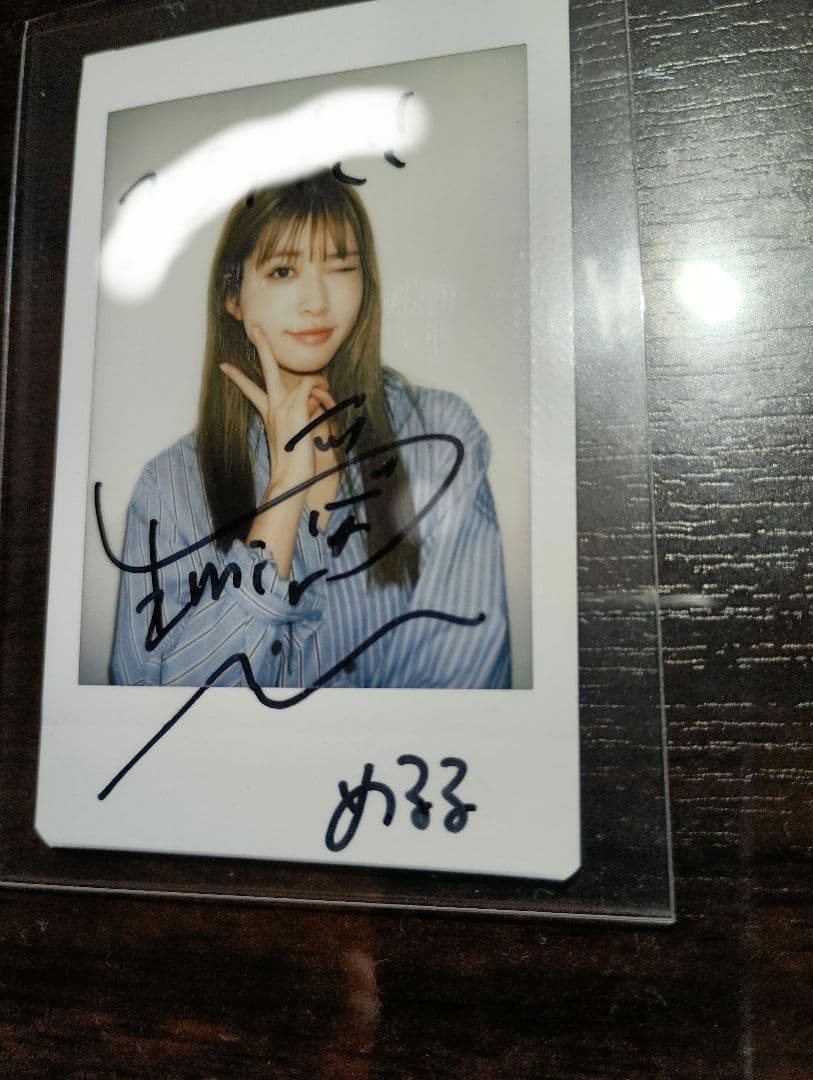 女優・生見愛瑠さんのチェキ写真（直筆サイン入り)です。