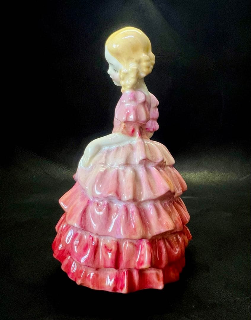 ピンク系陶器製少女像