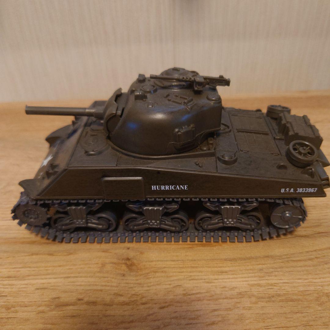 戦車と軍用トラックのミニチュアモデルセット おまけ付き