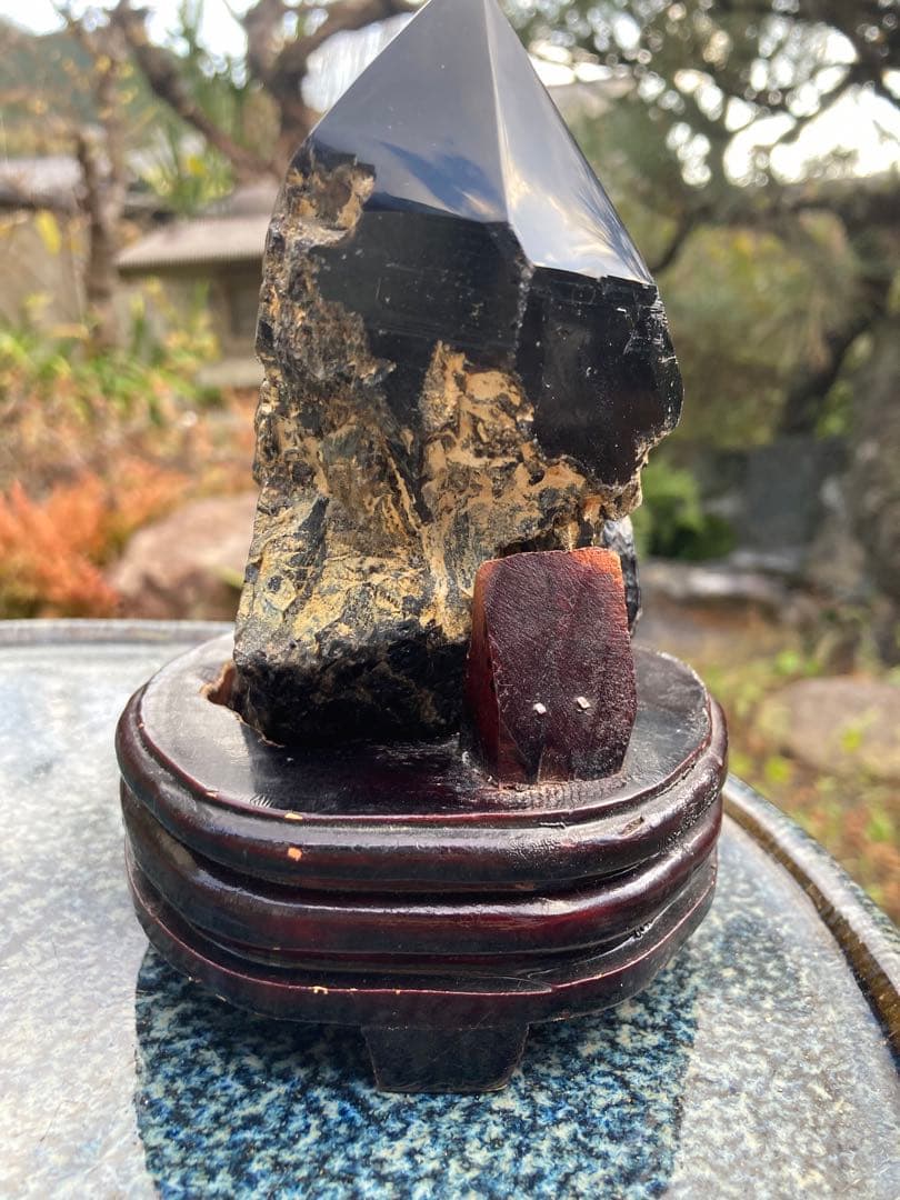 天然石 黒色結晶 木製台座付き