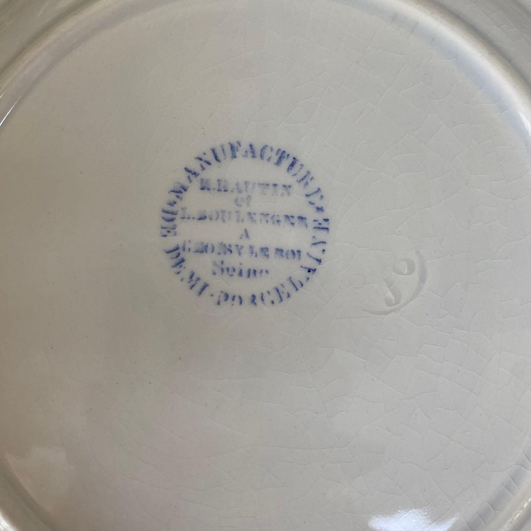 Choisy le Roi 白いレリーフのお皿