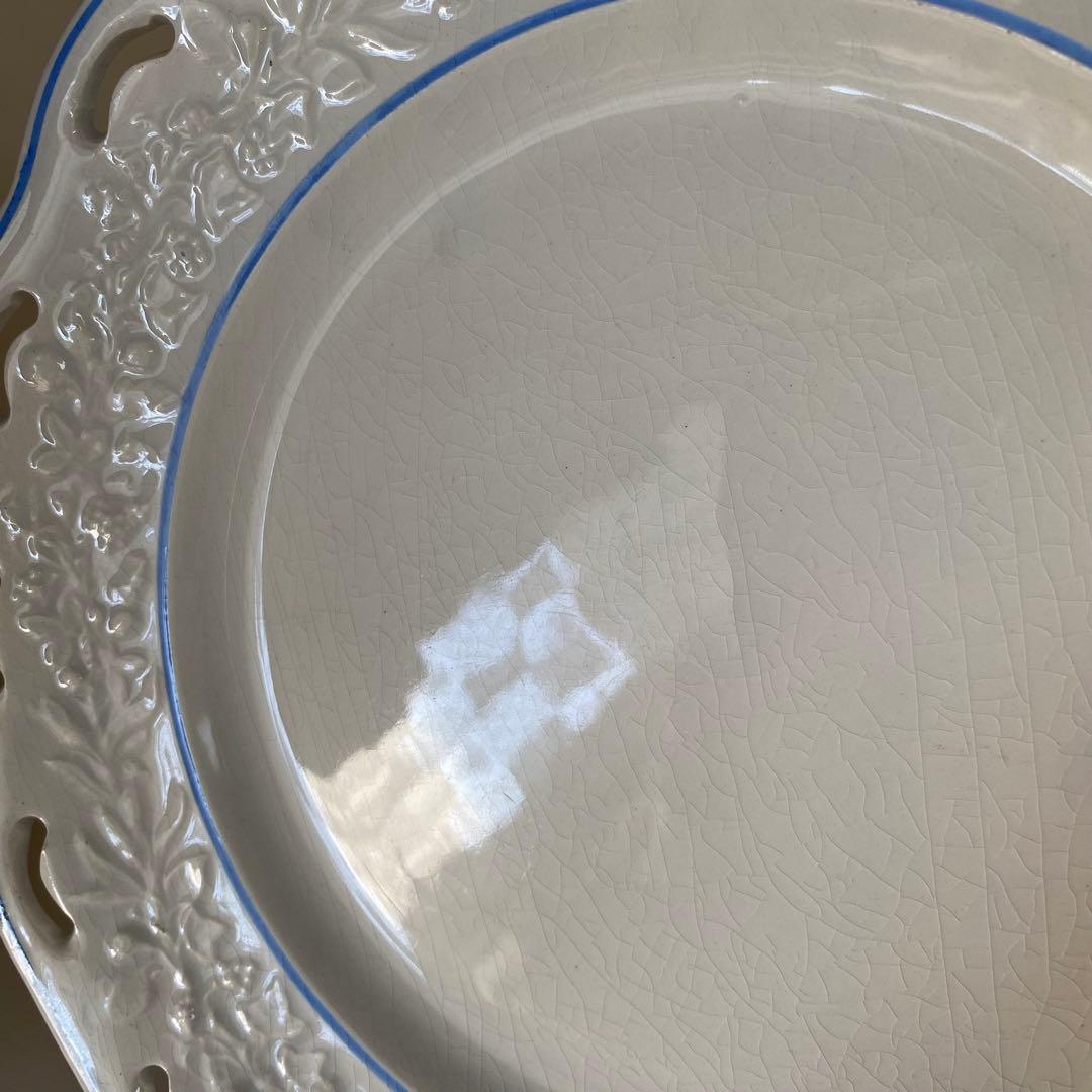 Choisy le Roi 白いレリーフのお皿