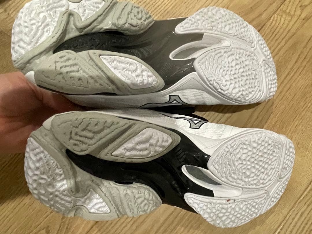 （美品）新作Mizuno ミズノウェーブライトニングELITE 定価18700円
