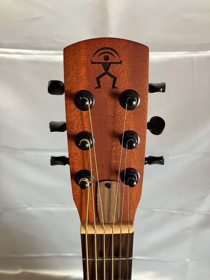 ミニギター　アヌエヌエM2 ハーモニカホルダー付けます。