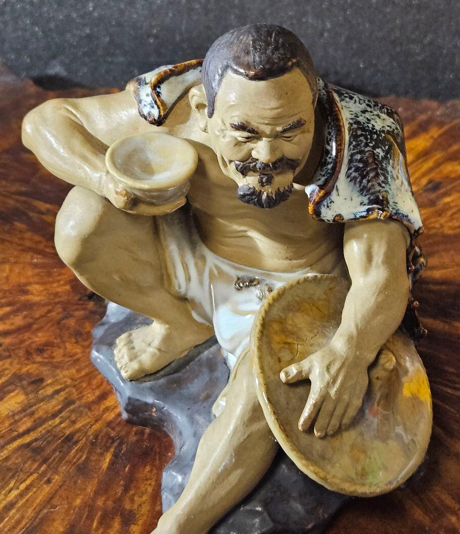 【名品❗】【上作品❗】 酒を呑む男の人形　陶器製　羽織りが海鼠釉　窯元産地不詳