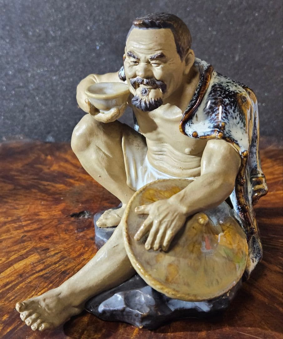 【名品❗】【上作品❗】 酒を呑む男の人形　陶器製　羽織りが海鼠釉　窯元産地不詳