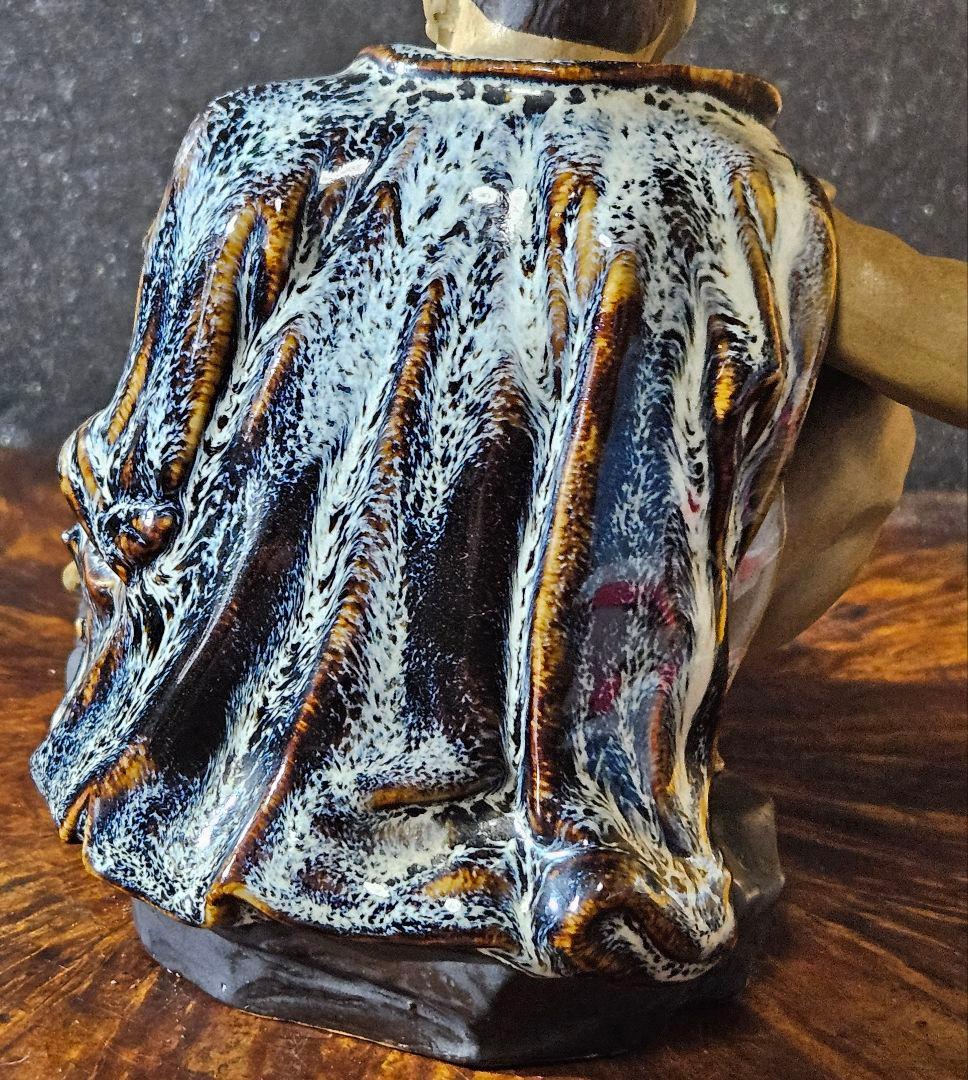 【名品❗】【上作品❗】 酒を呑む男の人形　陶器製　羽織りが海鼠釉　窯元産地不詳