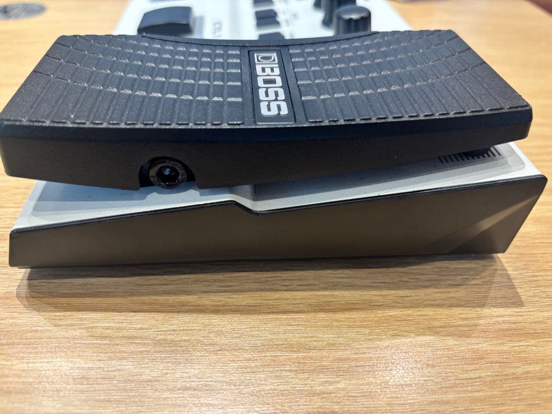 BOSS GT-1 ホワイト 限定カラー　ボス　マルチ•エフェクター