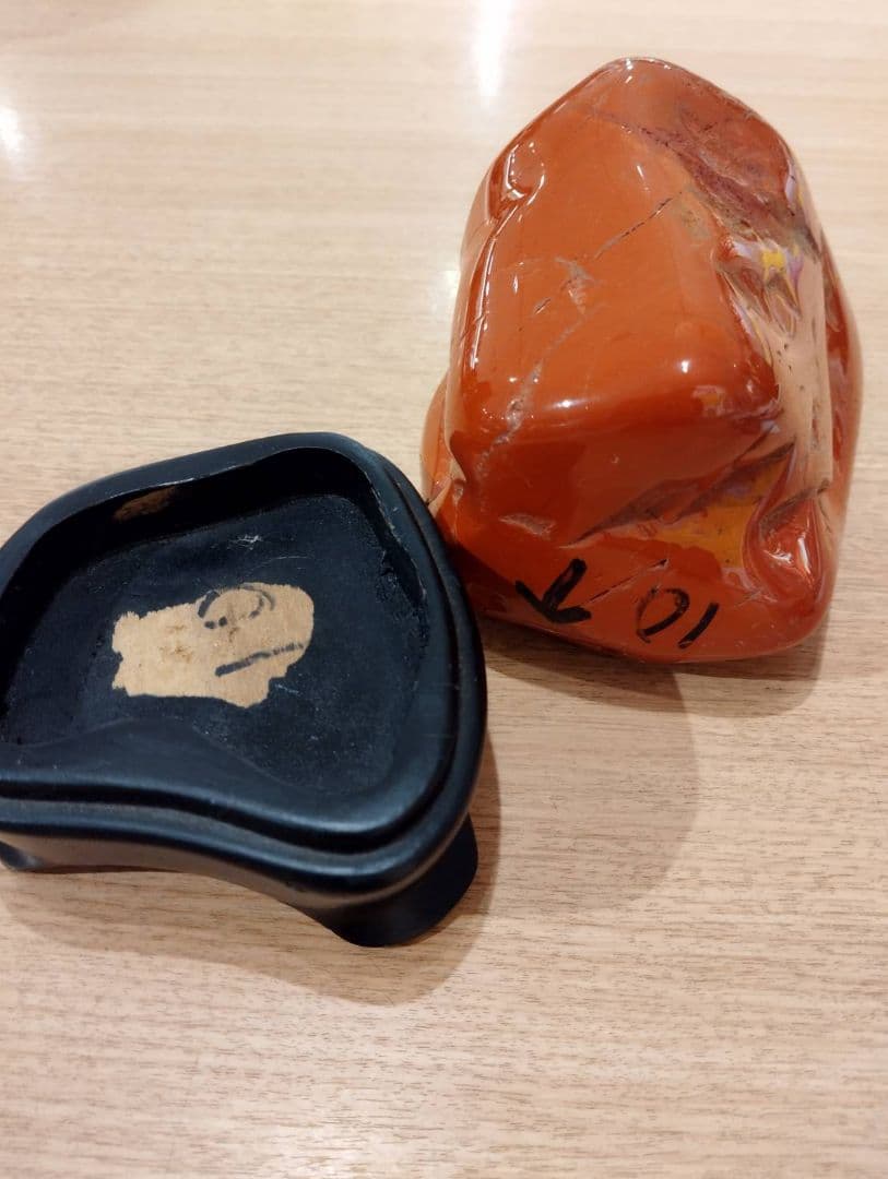 ム*陸様 佐渡ヶ島　赤玉石（スタンド付き）