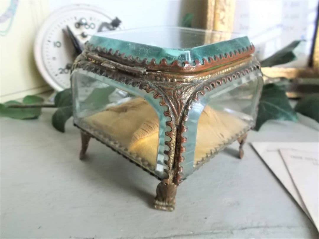 フランスアンティーク　ガラスのジュエリーボックス　宝石箱　ｍ