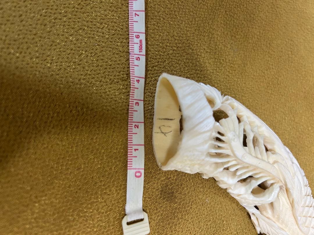 マンモスの牙や天然素材から彫られた、龍や鳳凰の精巧な透かし彫りが施された彫刻品