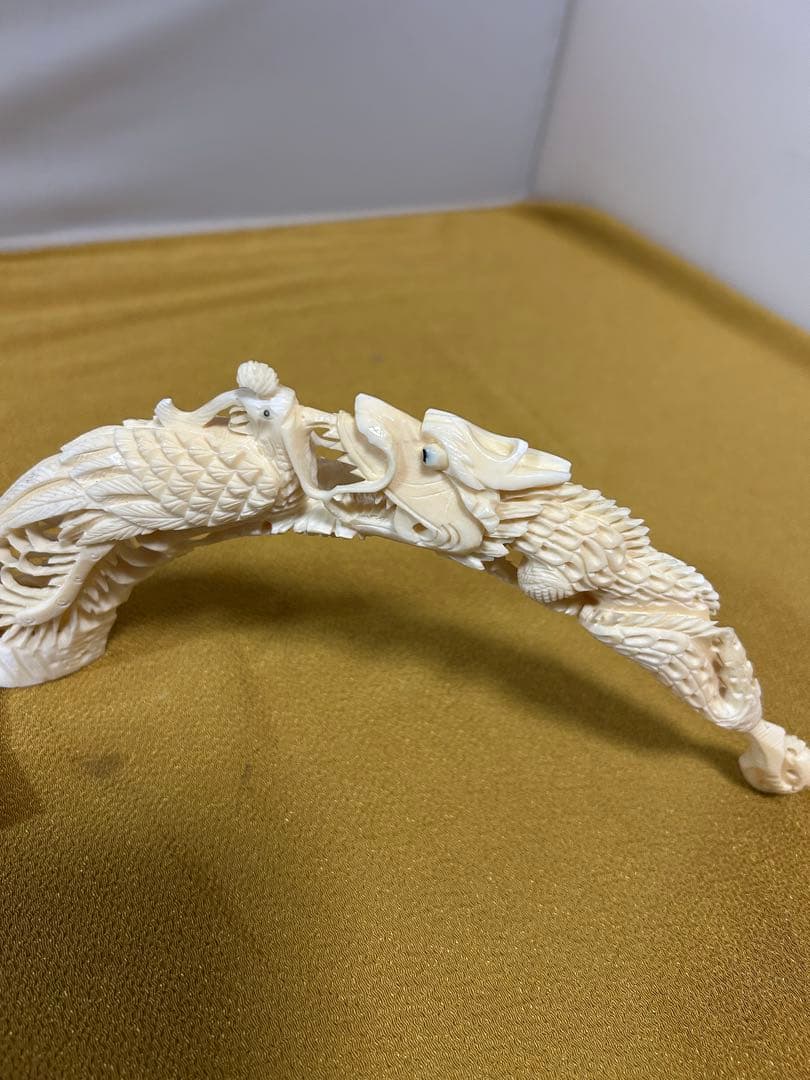 マンモスの牙や天然素材から彫られた、龍や鳳凰の精巧な透かし彫りが施された彫刻品