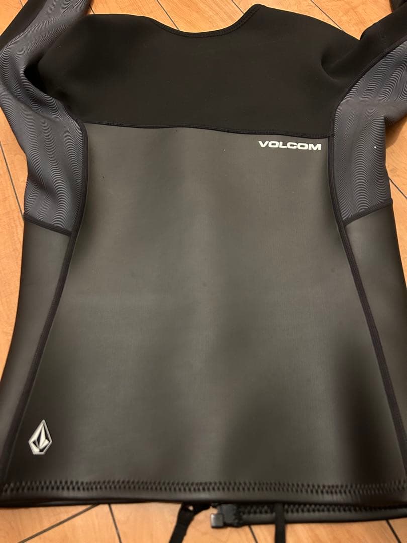 VOLCOM タッパー Lサイズ