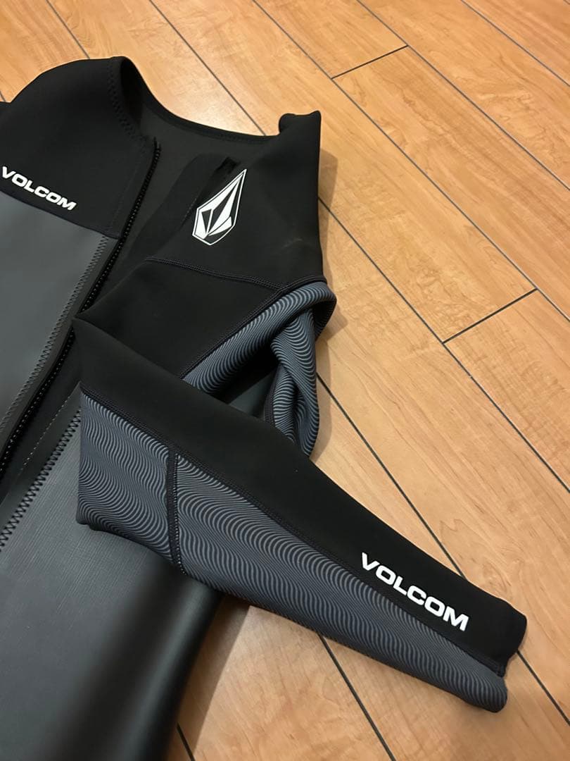 VOLCOM タッパー Lサイズ