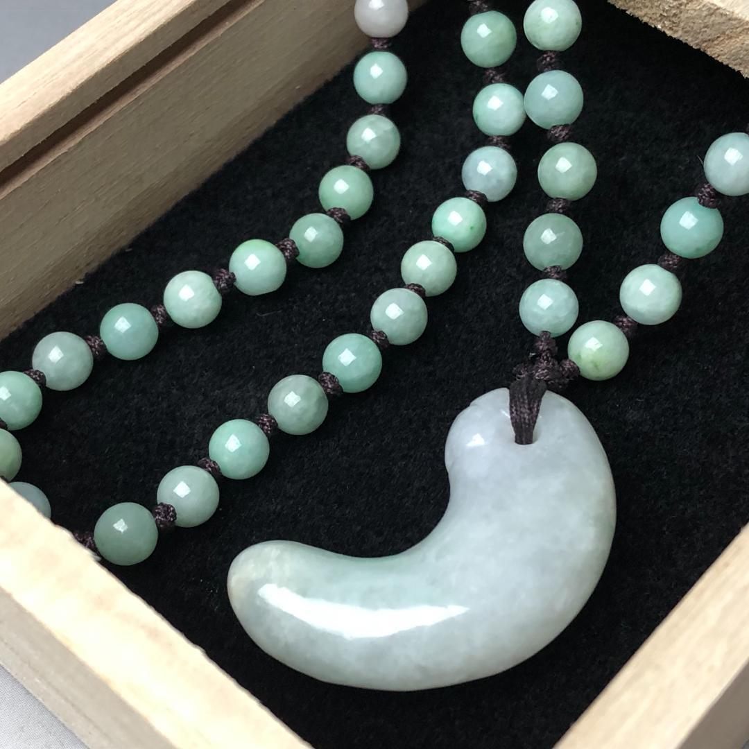 勾玉 翡翠　ヒスイ　糸魚川　翡翠　ペンダント　共箱