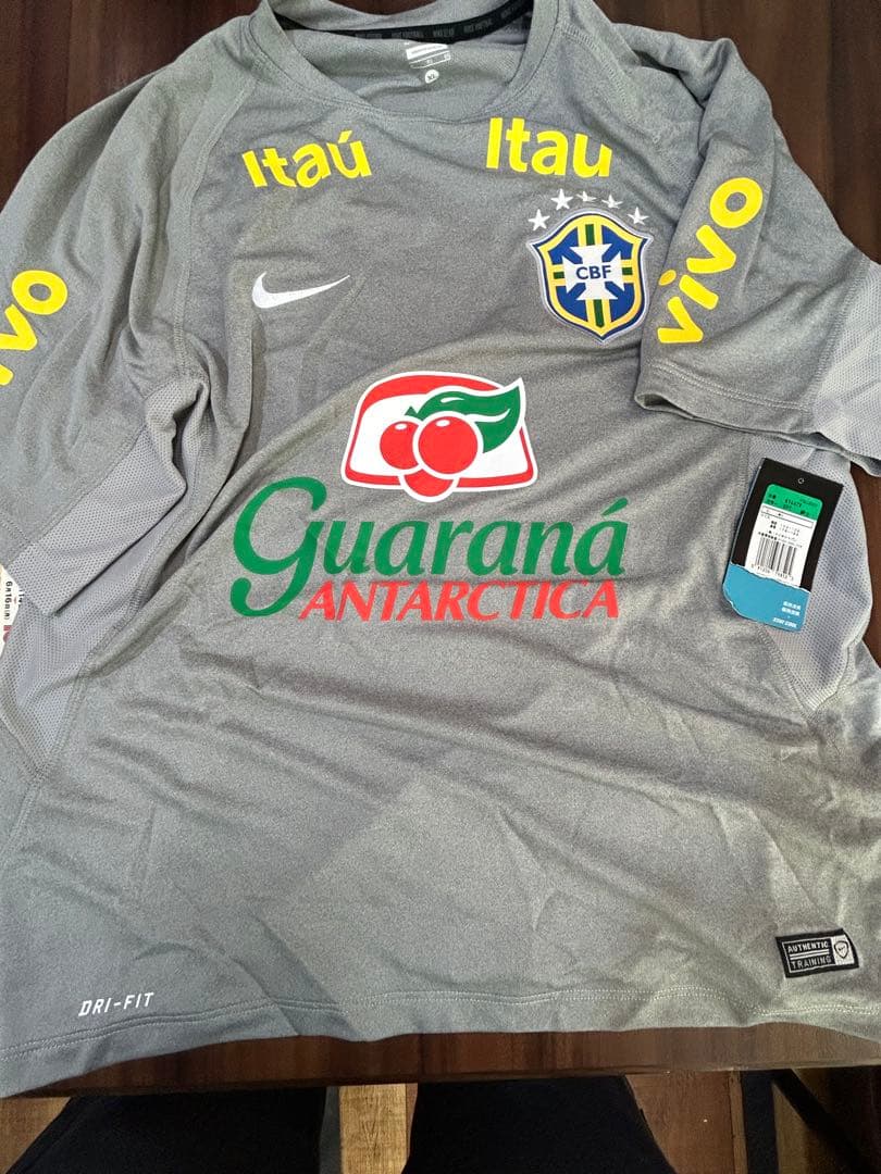ブラジル代表•半袖TRウエア 新品・未使用（タグ付き）　グレー　XLサイズ