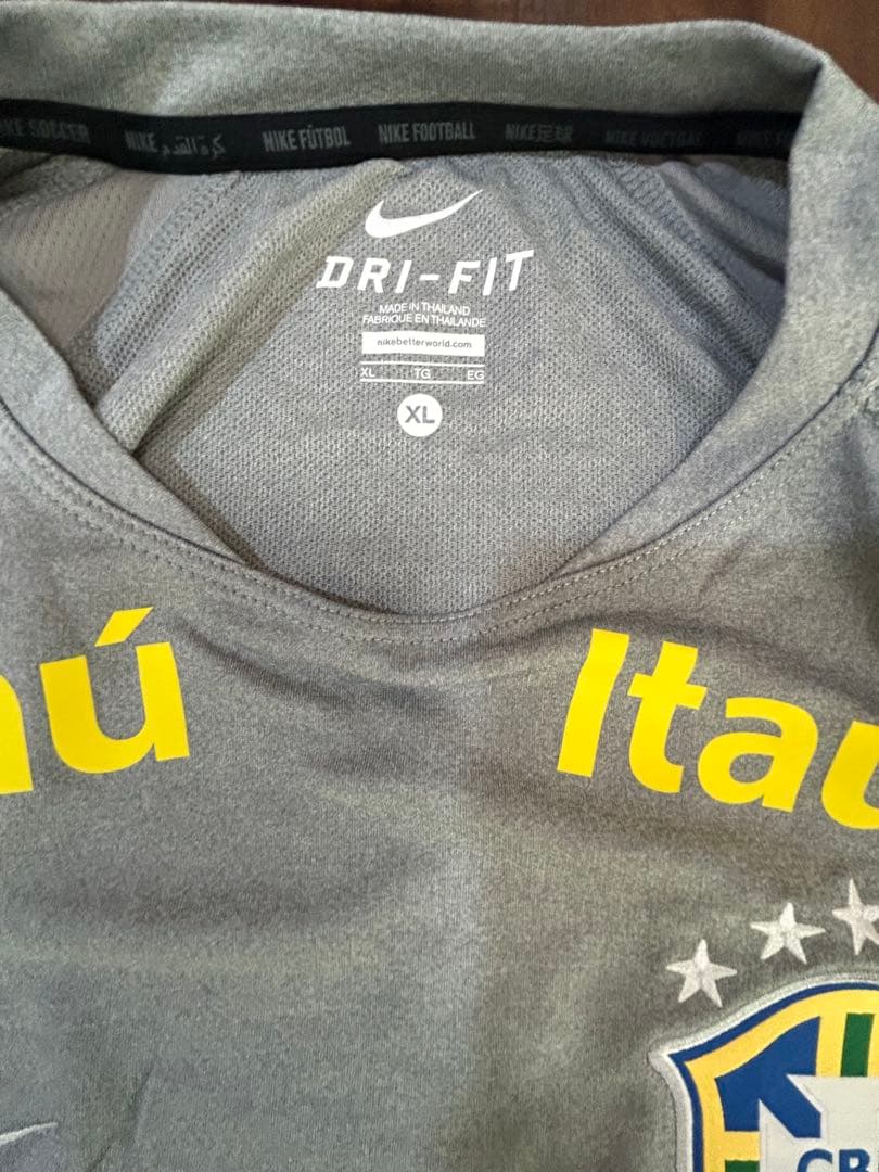 ブラジル代表•半袖TRウエア 新品・未使用（タグ付き）　グレー　XLサイズ