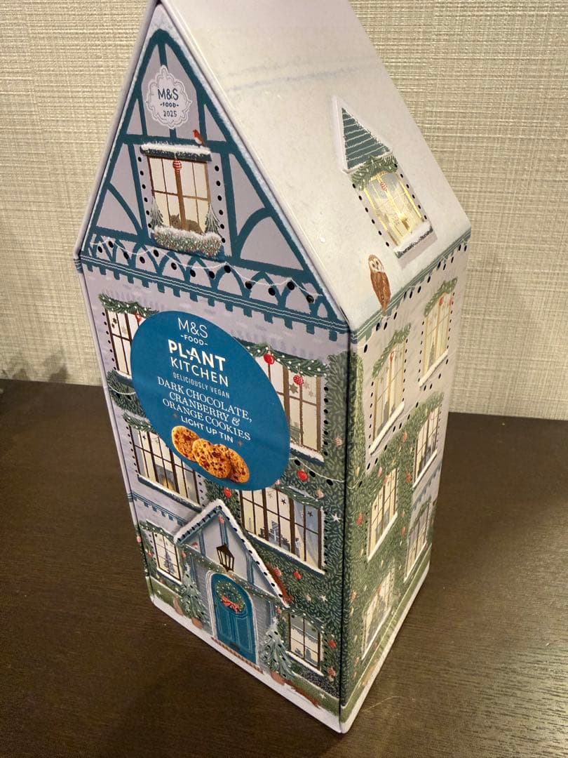 M&S 2025年 クリスマス限定 ハウス型ライトアップ缶　クッキー