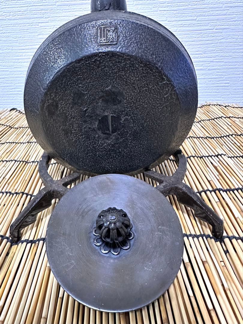 未使用品、タグ、供箱付　南部薫山工房造　面取型１０型　南部鉄瓶　南部鉄器　鉄瓶