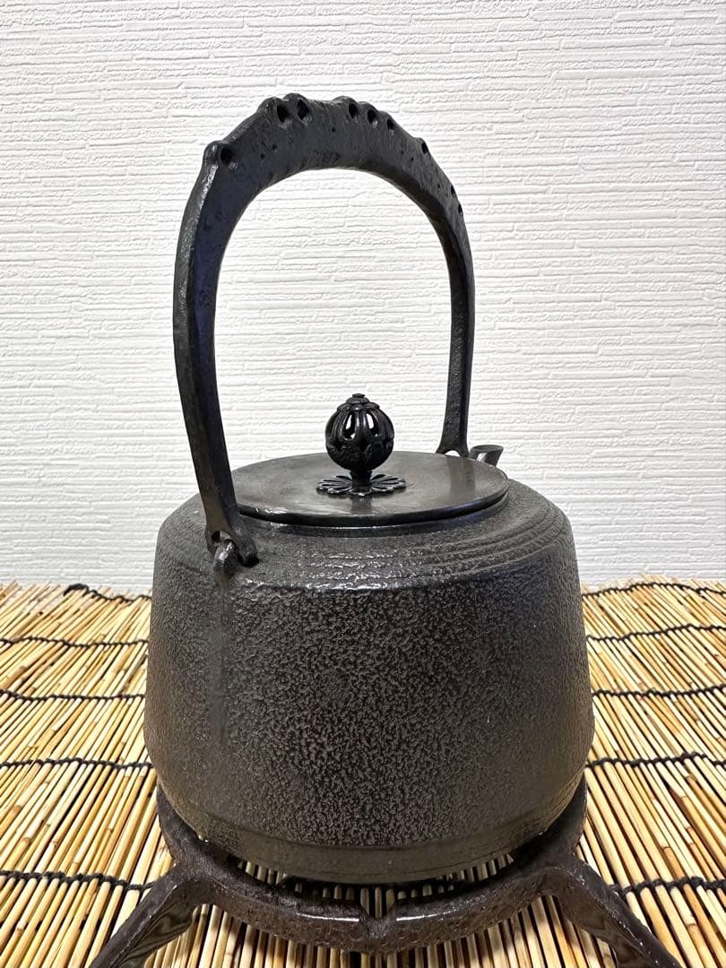 未使用品、タグ、供箱付　南部薫山工房造　面取型１０型　南部鉄瓶　南部鉄器　鉄瓶