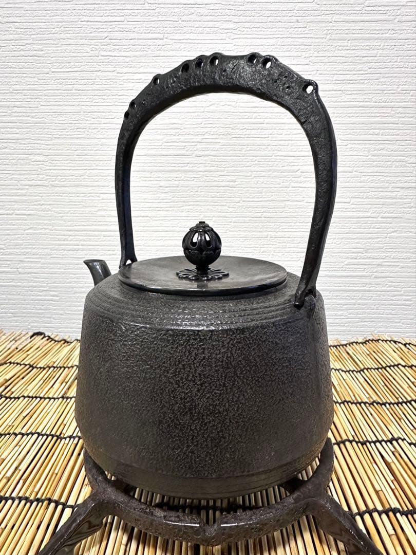 未使用品、タグ、供箱付　南部薫山工房造　面取型１０型　南部鉄瓶　南部鉄器　鉄瓶