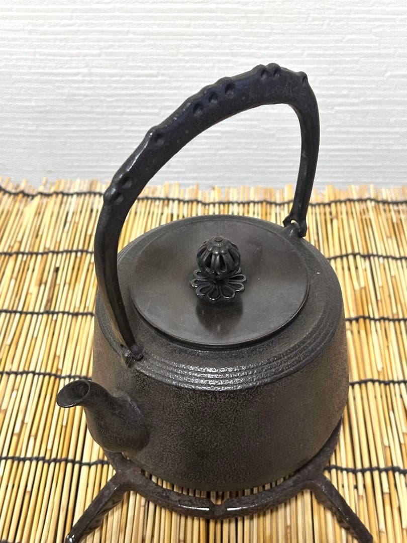 未使用品、タグ、供箱付　南部薫山工房造　面取型１０型　南部鉄瓶　南部鉄器　鉄瓶