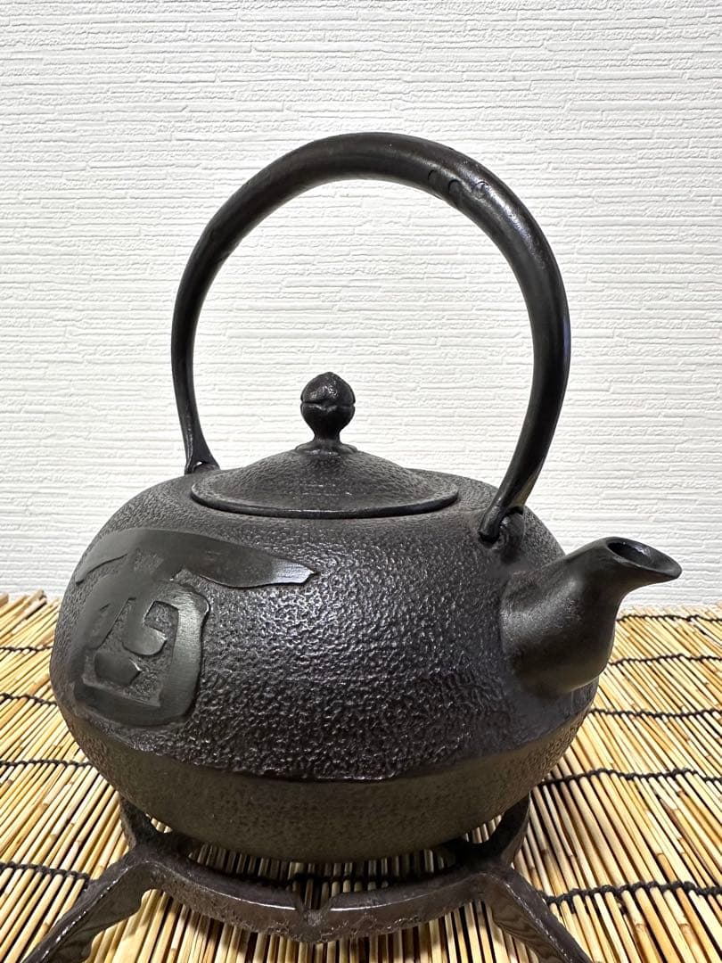 未使用品、付属品付　南部盛栄堂(ＯＩＧＥＮ)造　１８型酉紋様　南部鉄瓶 南部鉄器