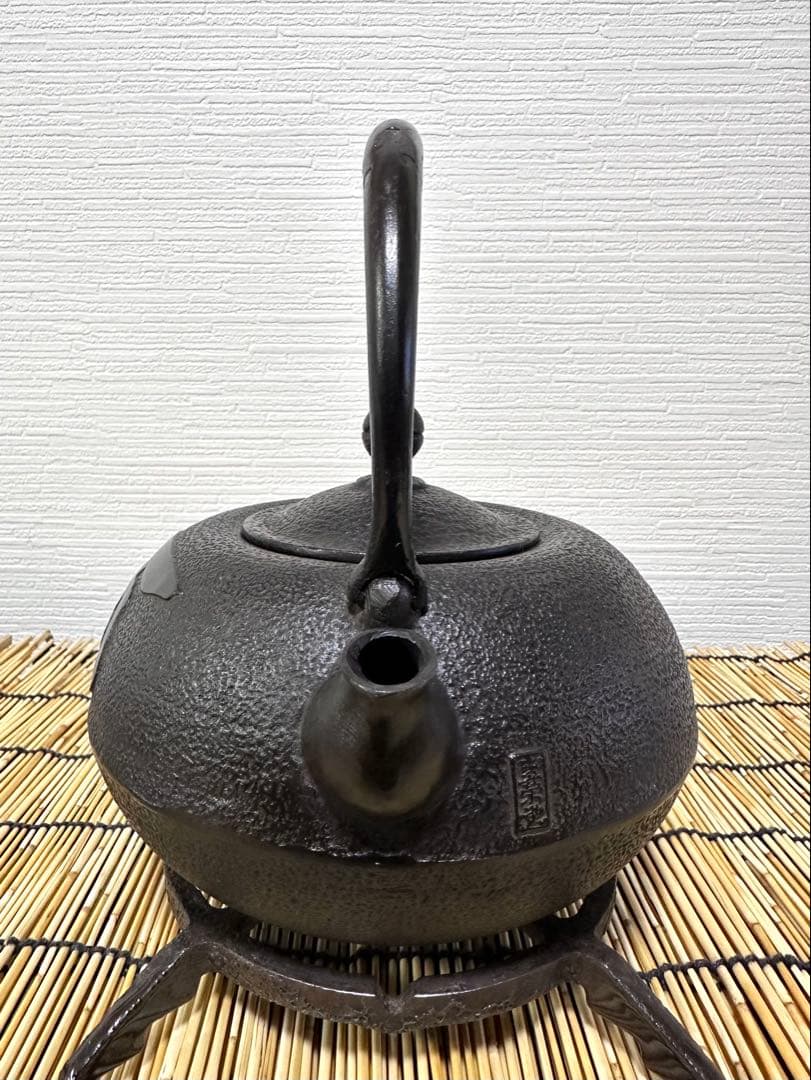 未使用品、付属品付　南部盛栄堂(ＯＩＧＥＮ)造　１８型酉紋様　南部鉄瓶 南部鉄器