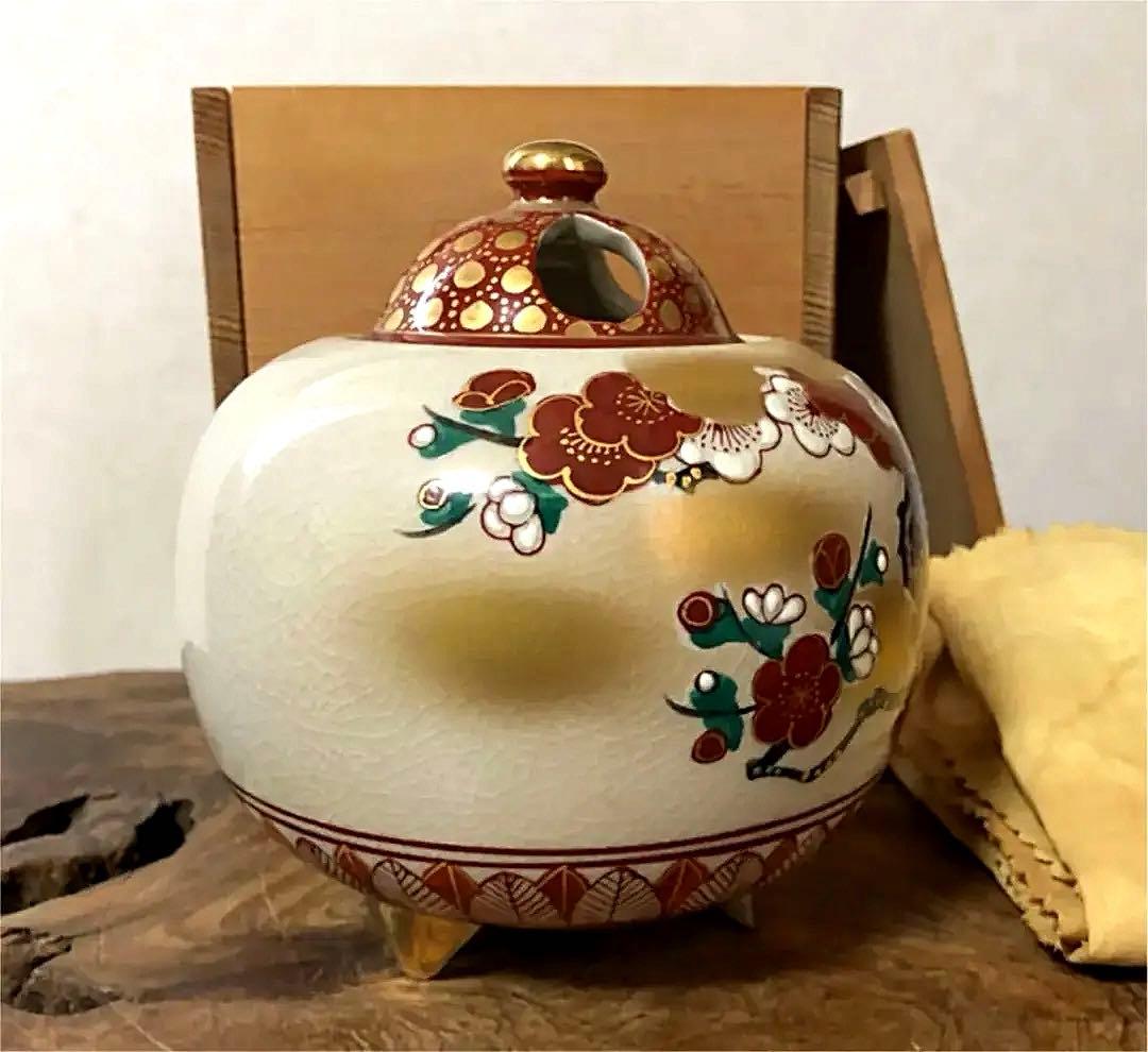 九谷 香呂 錦生 金彩 紅白梅紋 染付 三足 香呂 合わせ箱付き