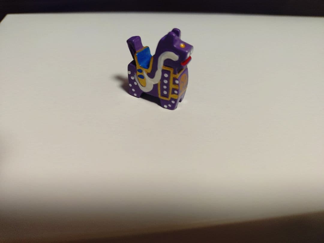 紫色の謎の動物フィギュア