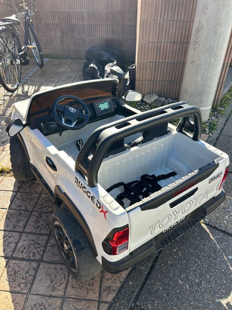 乗用玩具　乗用ラジコン　ハイラックス