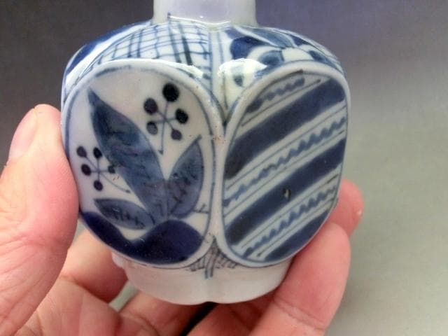 花瓶■古手染付窓唐草人物幾何学模様絵六角花生け(江戸期)古伊万里 時代物骨董品■