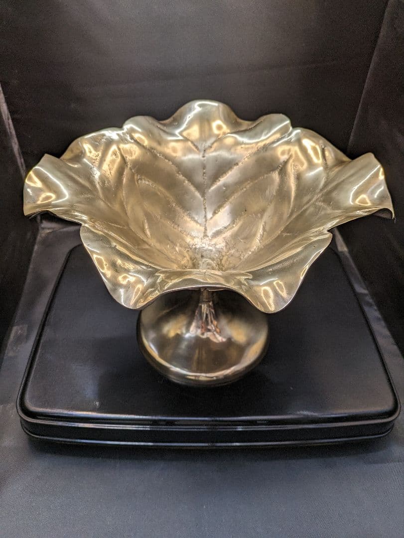 ☆b191、真鍮製のキャベツの葉の台座　花のコンポート