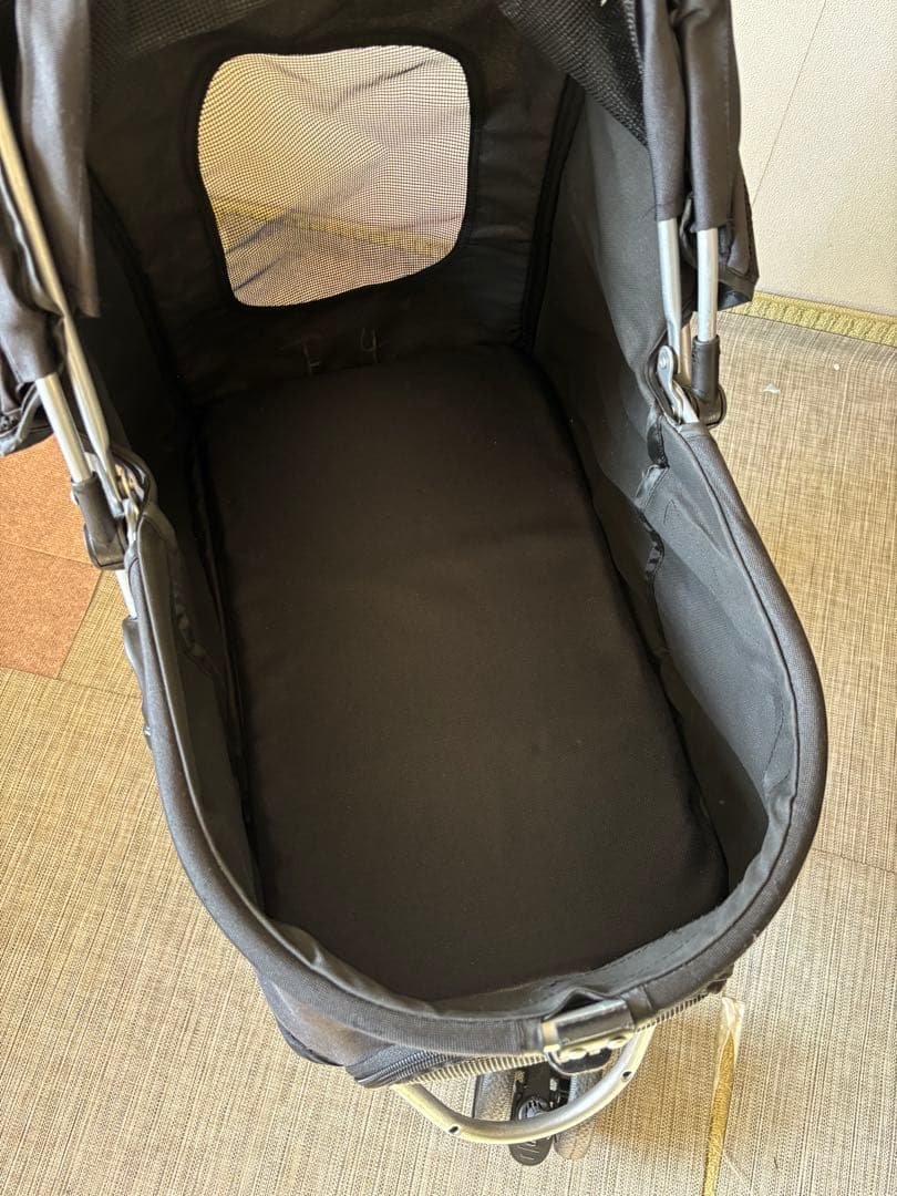 黒の折りたたみ式ベペットカート ベア柄クッション付き