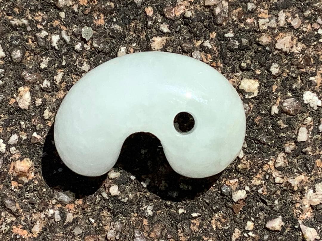 ✳純白氷肌‼️無垢の極上物　糸魚川翡翠勾玉　安価8800円卸し売り‼️ 鑑定鑑別書付